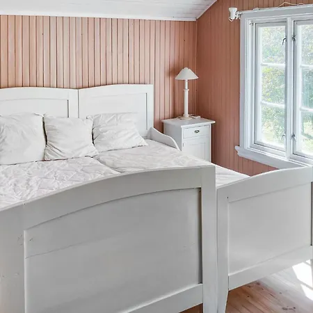4 Bedroom Gorgeous In Feriehus Averøy